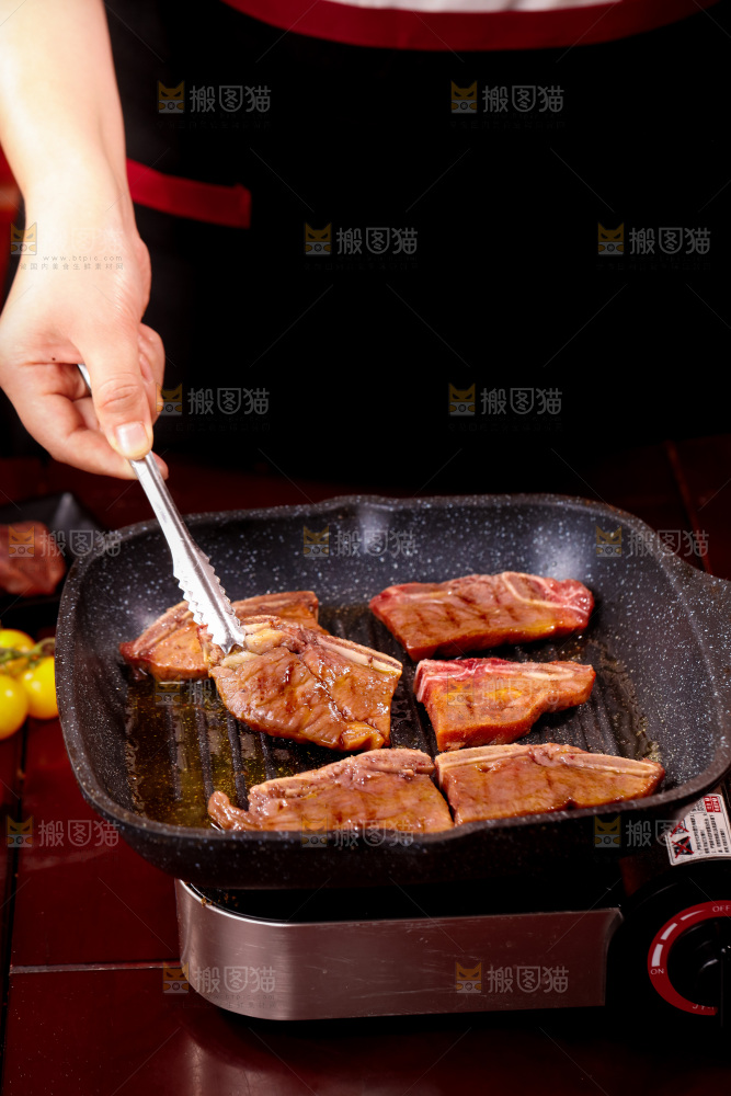 锅里放着正在煎的牛仔骨