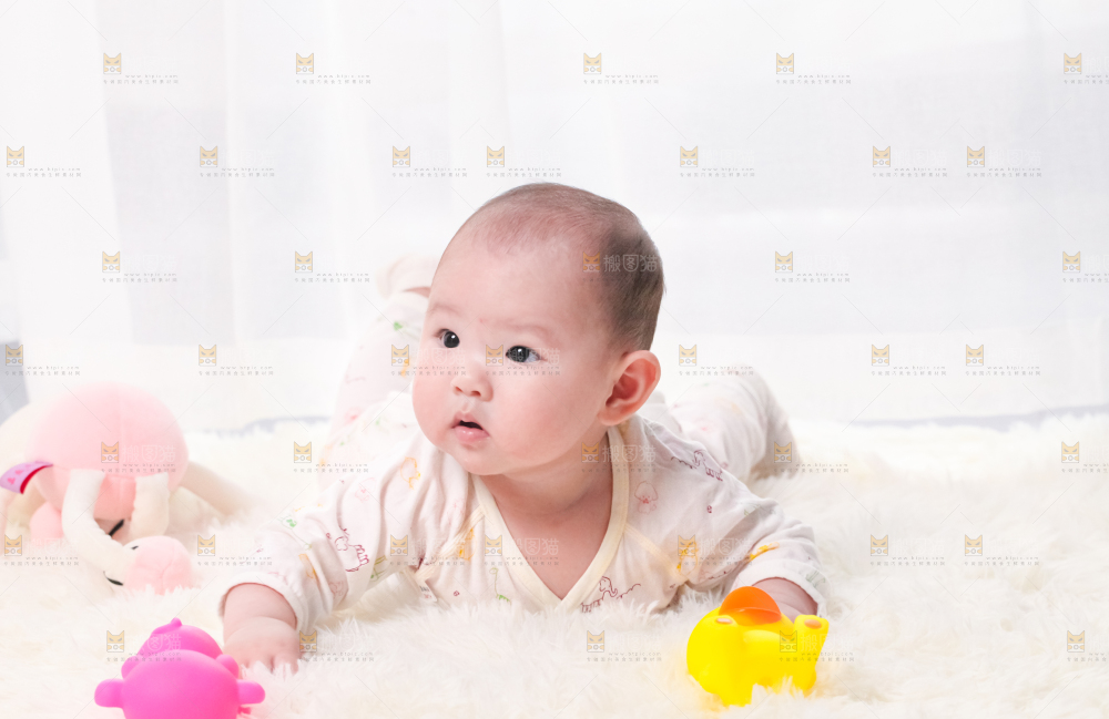 毛毯上躺着一名婴儿
