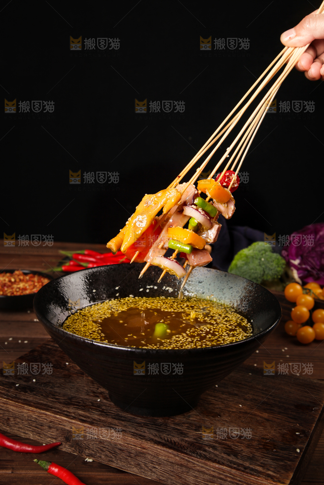 手里拿着冷锅麻辣烫