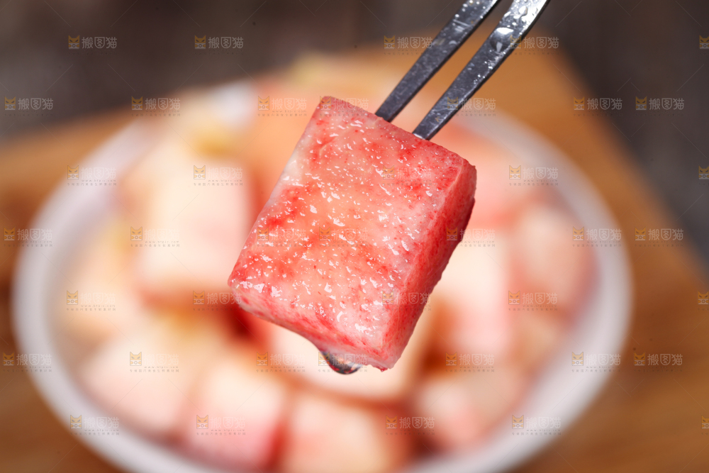 叉子叉着一块油桃的果肉