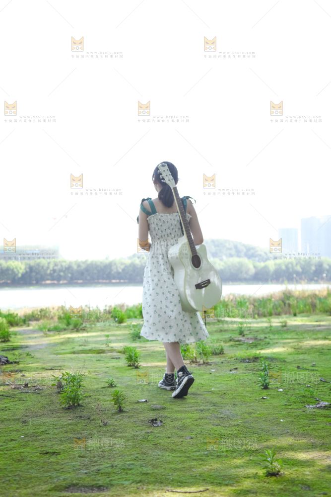 女孩背一把着吉他