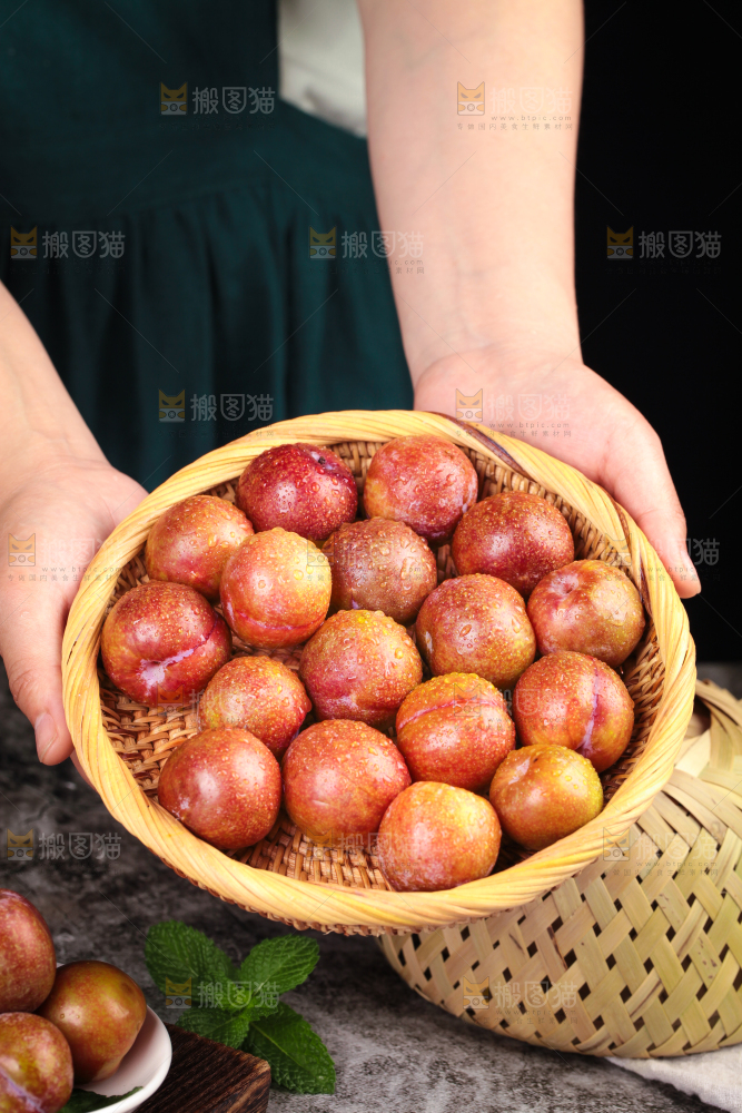 手里拿着一篮李子