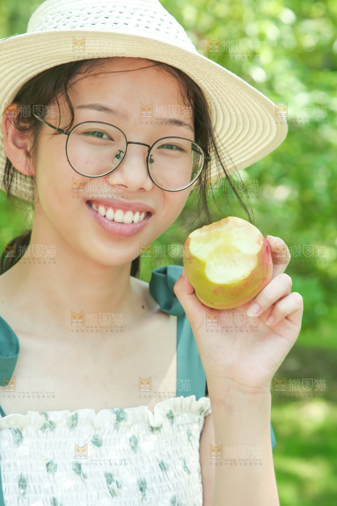 手里拿着蜜桃