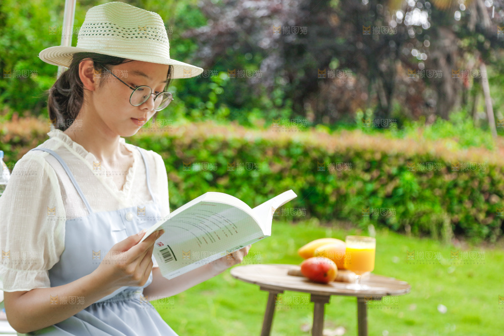 女孩正在看书