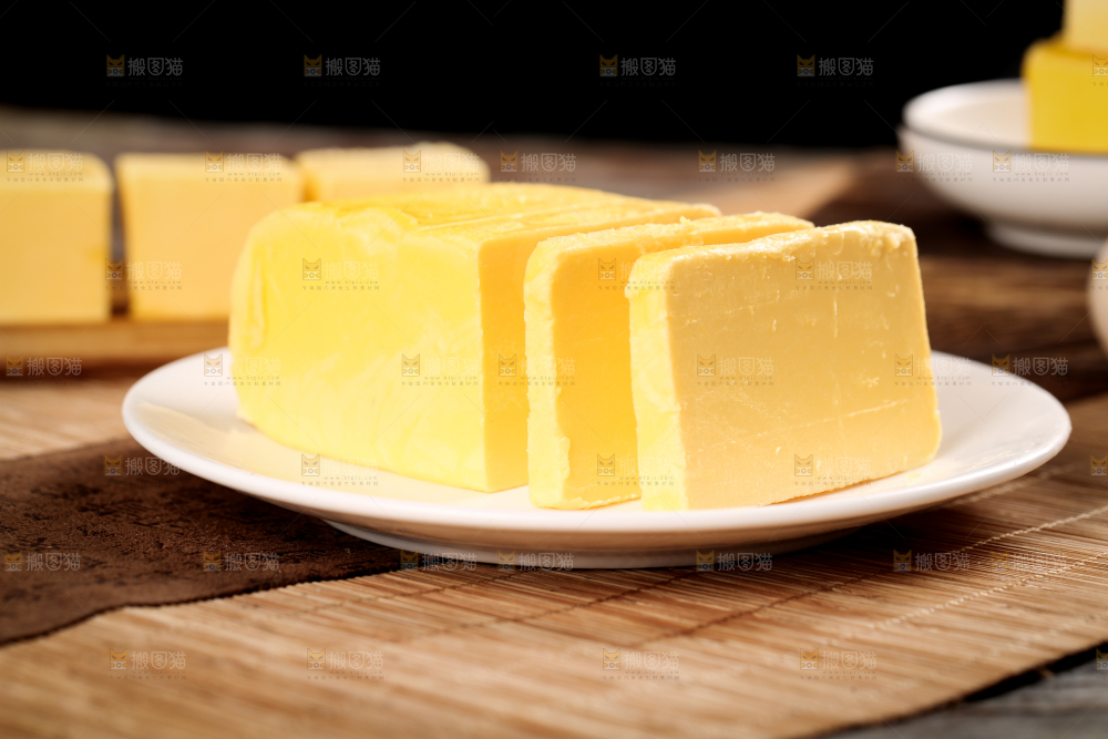 盘子里装着无盐黄油