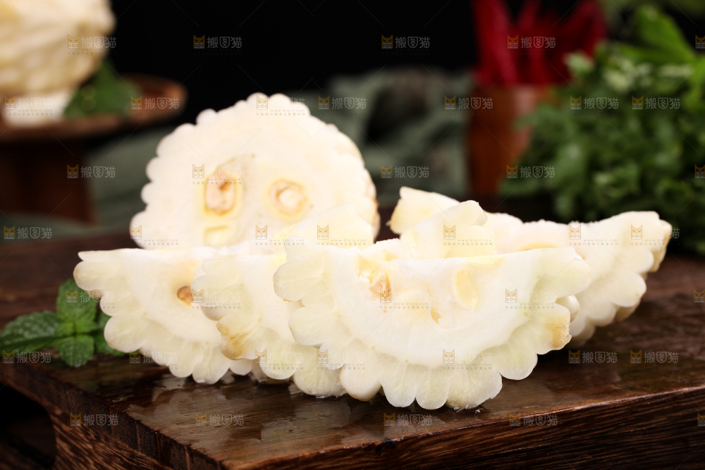 木底上摆放着台湾苹果苦瓜