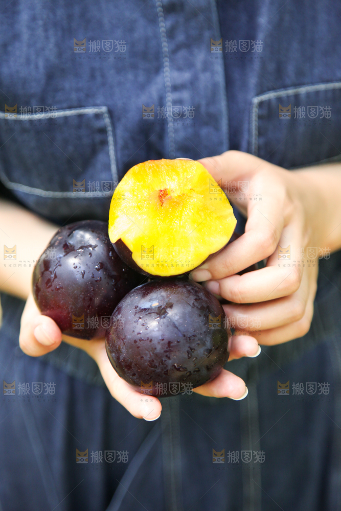 手里拿着黑布林