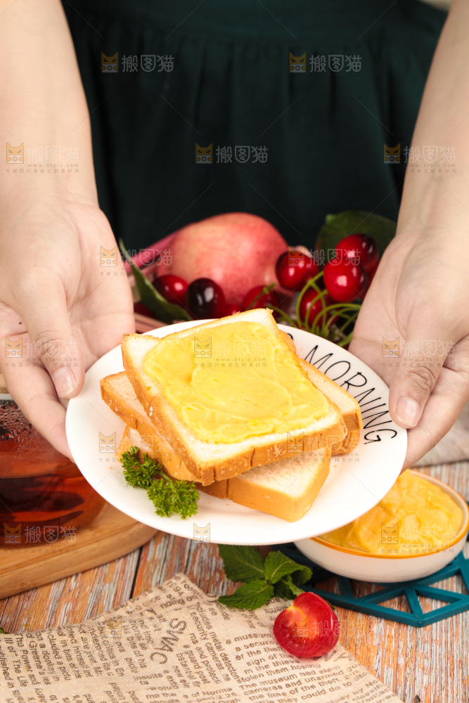 面包片上的榴莲果泥