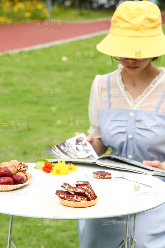 桌子上摆放着一碟枣夹核桃派