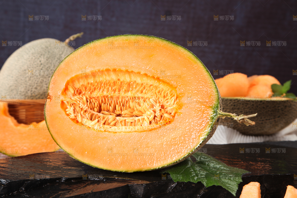 黑底上摆放着新鲜哈密瓜
