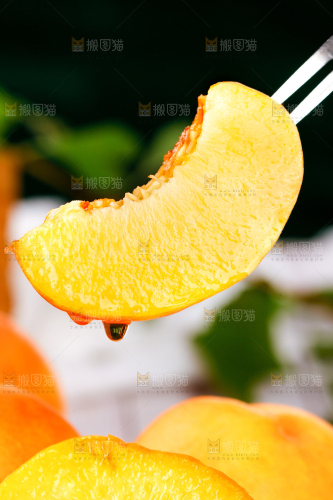 叉子叉着一块新鲜黄桃