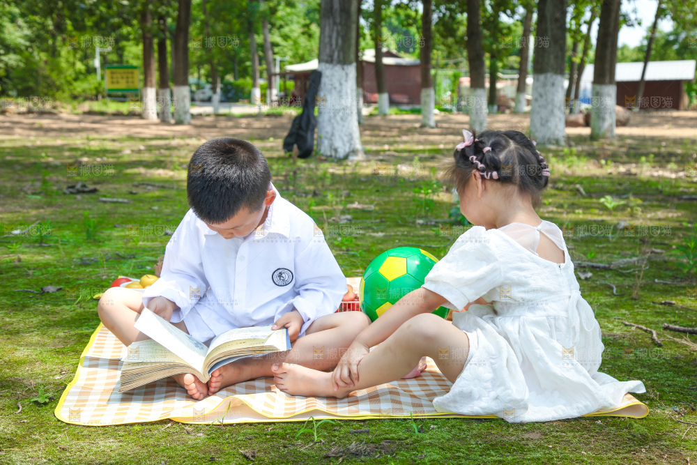 小孩子正在游玩