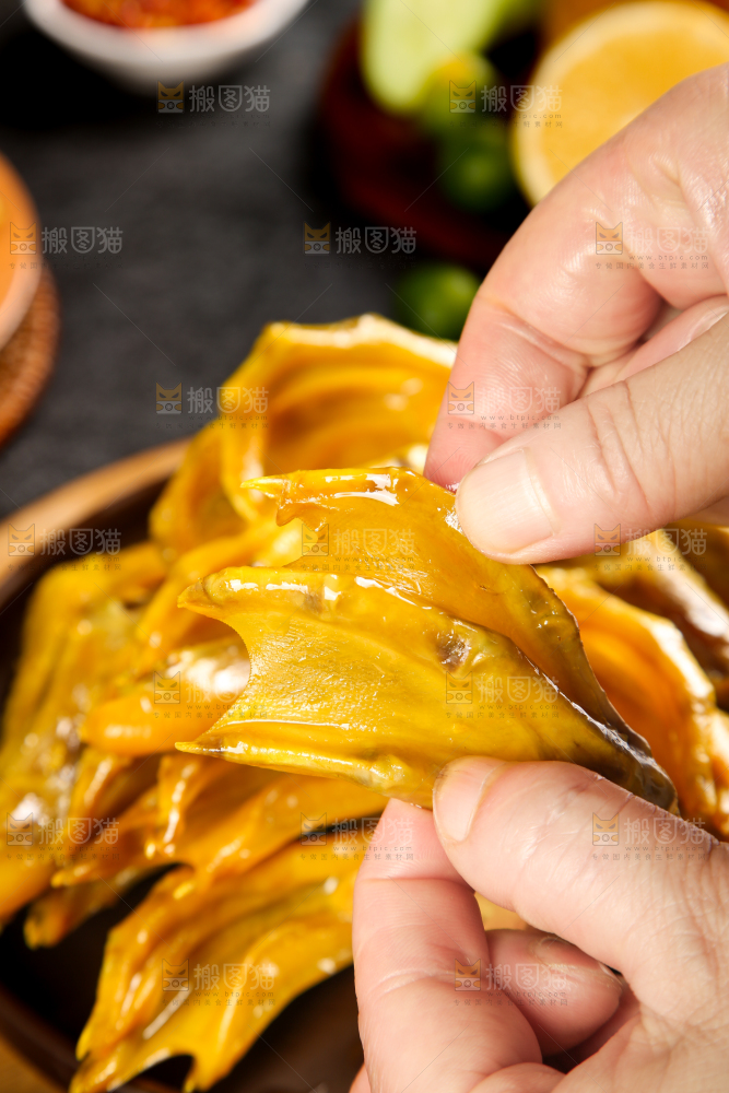 手里拿着盐焗鸭爪