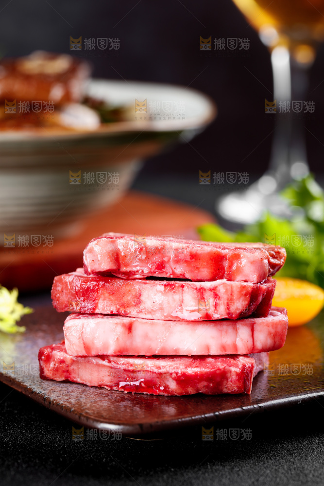 深底上摆放着牛仔骨