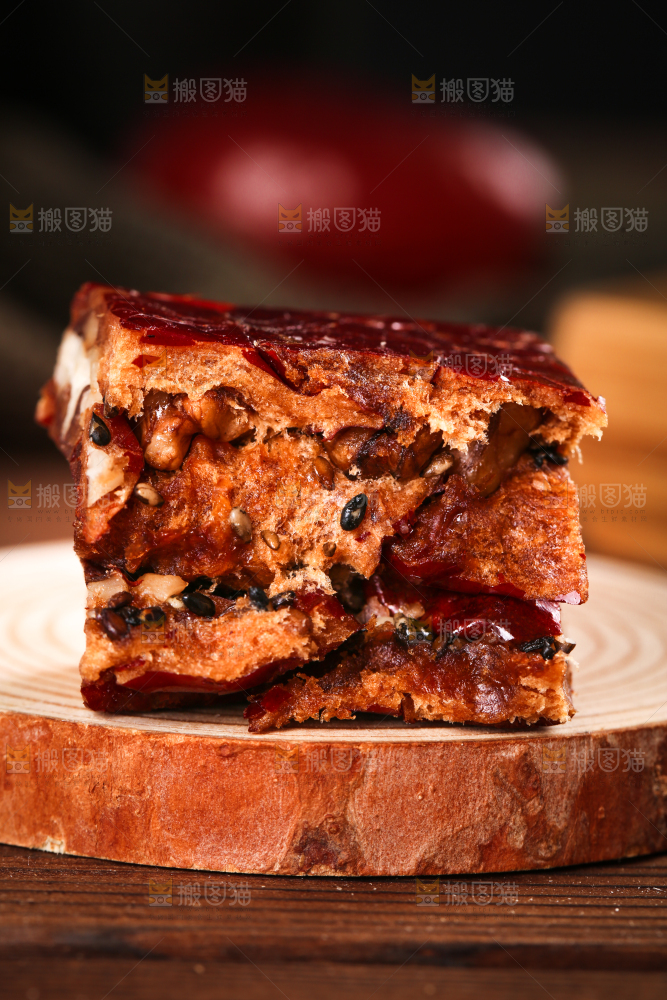 木底上摆放着枣夹核桃仁