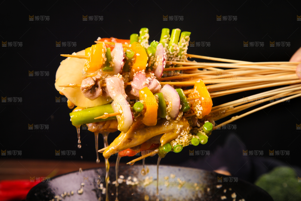 手里拿着钵钵鸡