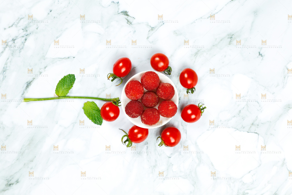 浅底上摆放着杨梅和圣女果