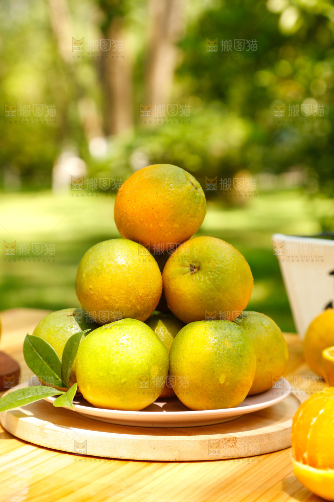 木桌子上摆放着新鲜夏橙