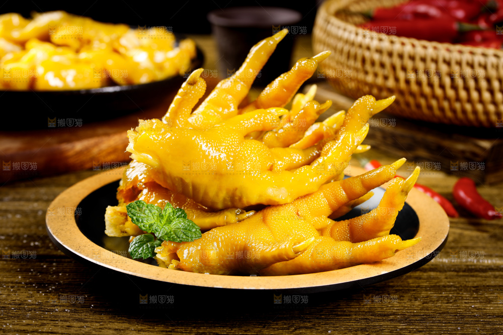 碟子里装着盐焗鸡爪