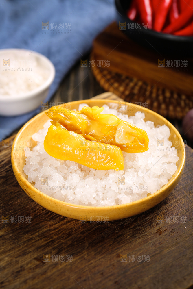 碟子里装着盐焗鸡脚筋
