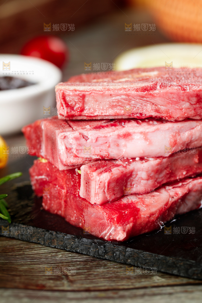 黑底上摆放着牛肋骨