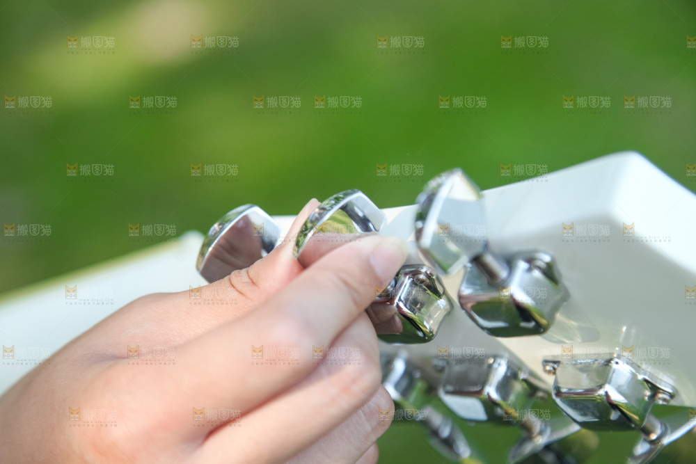 手里拿着吉他