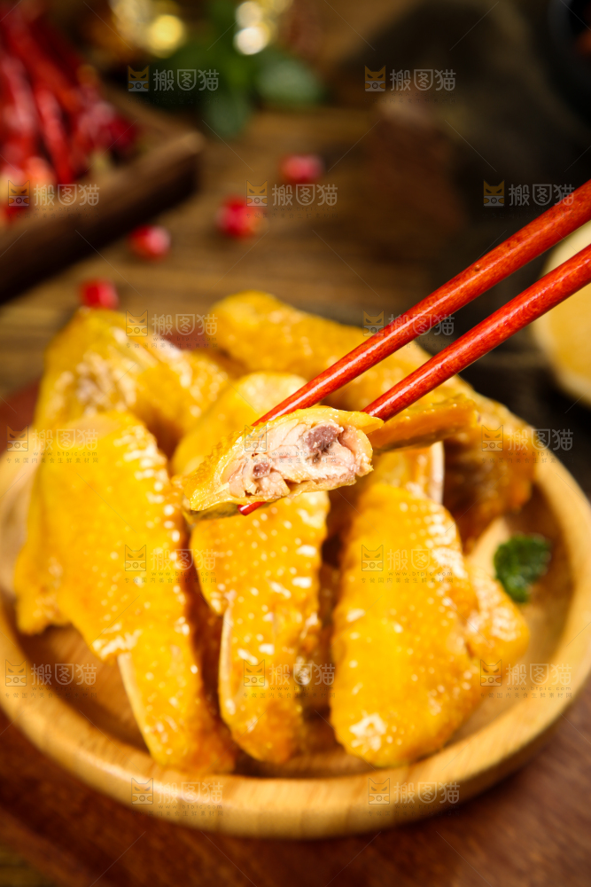 盘子里装着盐焗鸡翅