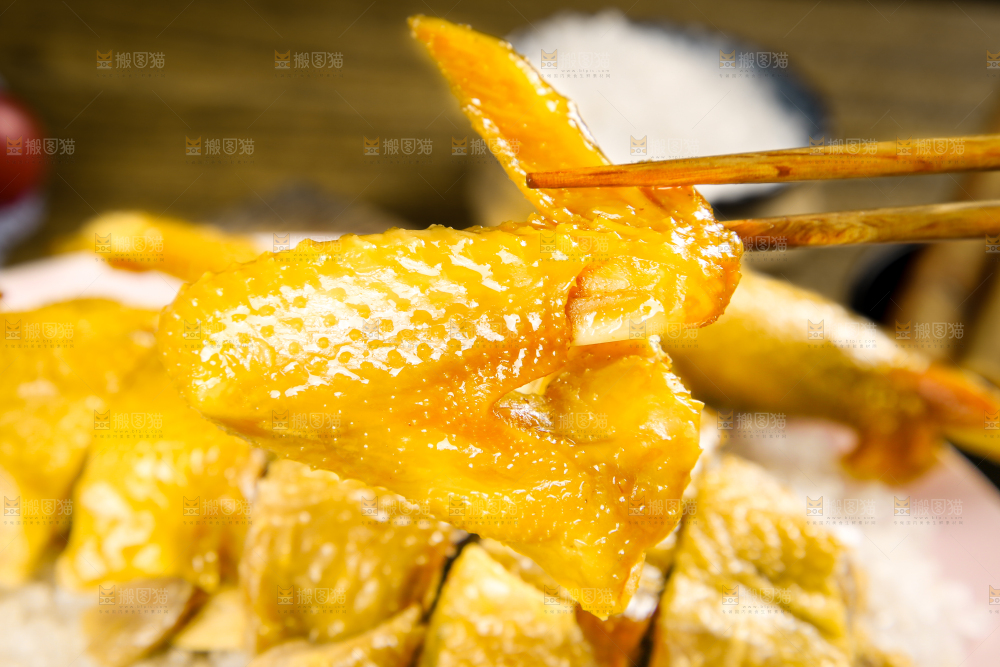 盘子里装着盐焗鸡