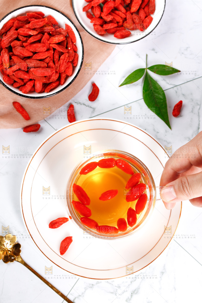 杯子里装着枸杞茶