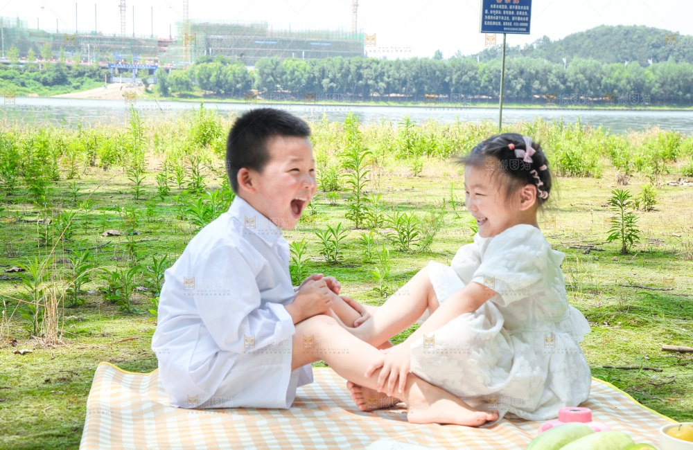 小孩子正在游玩