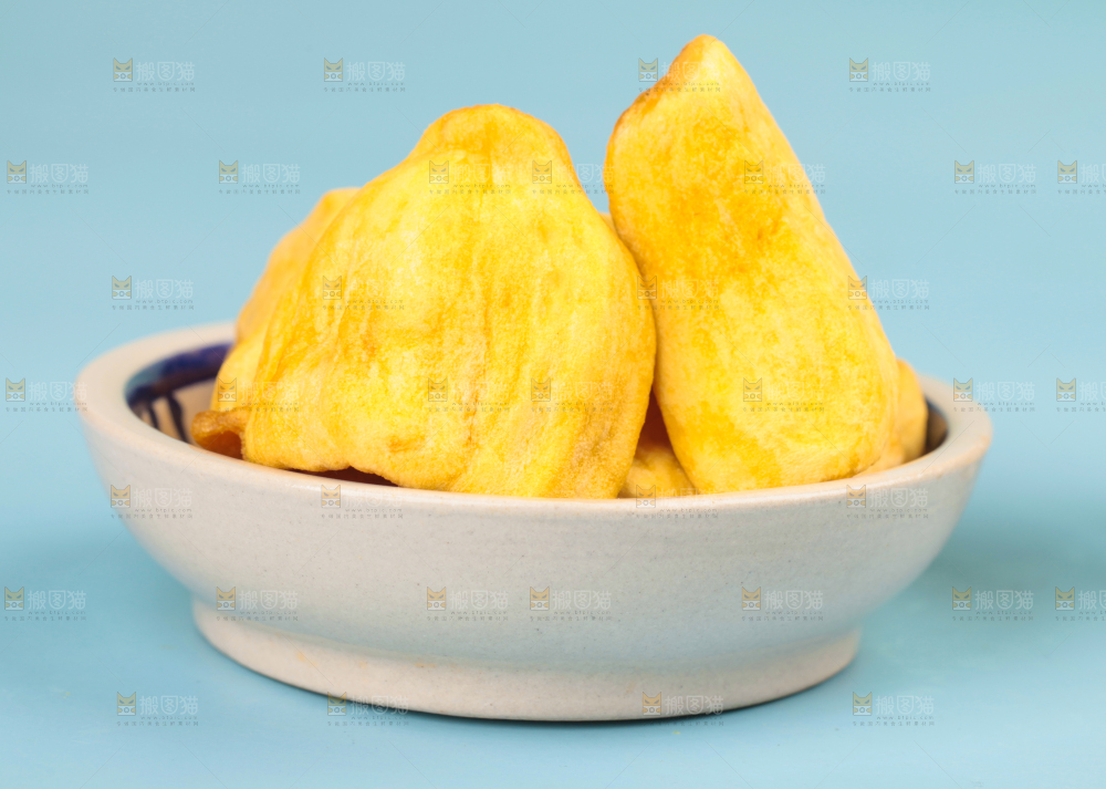 碟子里装着菠萝蜜干