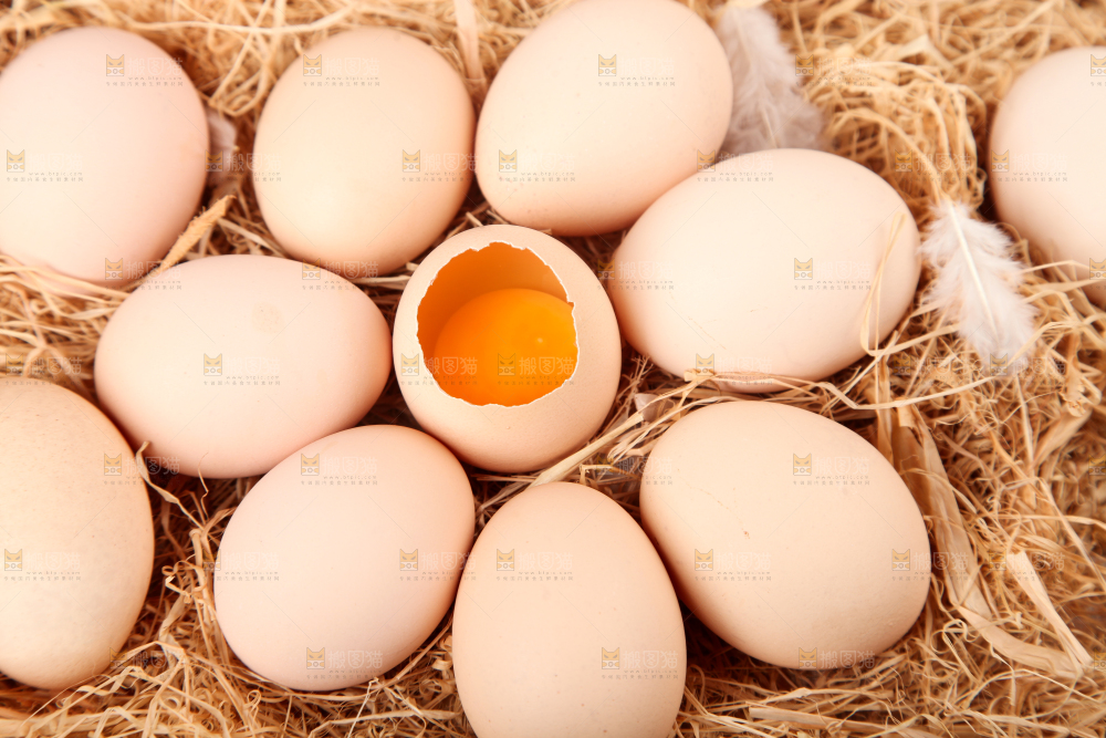 草堆上放着农家鸡蛋