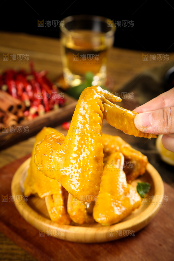 手里拿着鸡翅膀