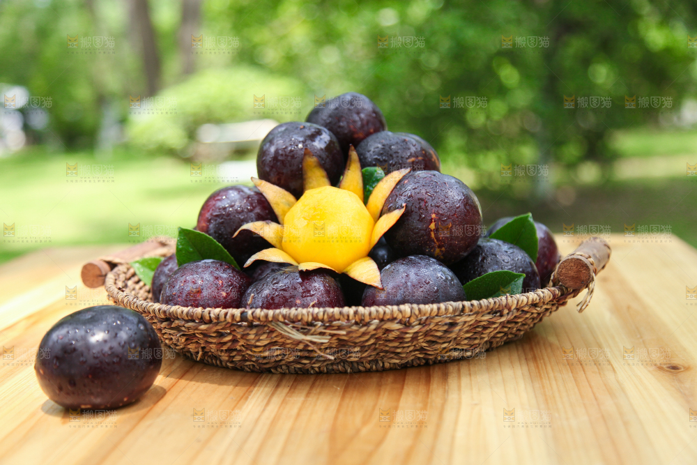 篮子里装着黑布林李子