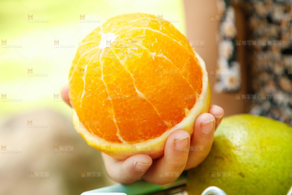 手里拿着橙子