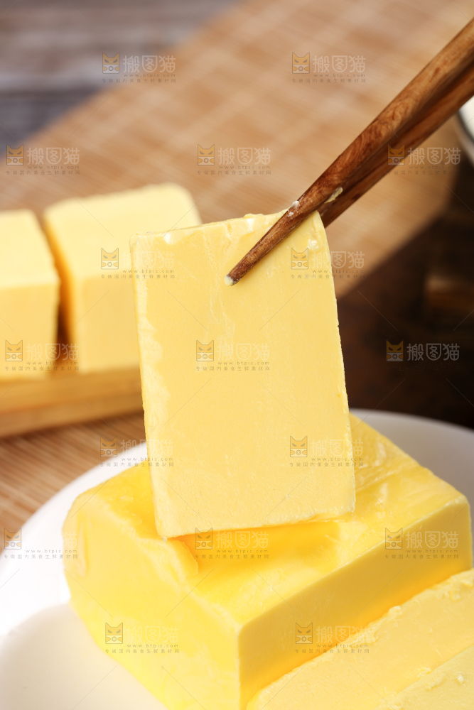 筷子夹着烘焙黄油