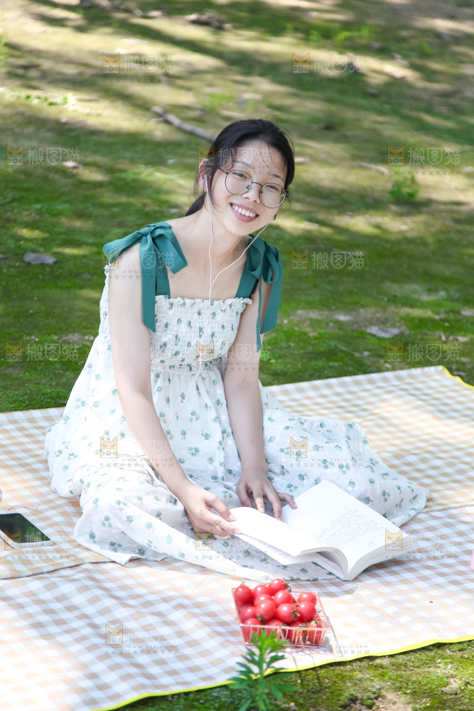 女孩子正在看书