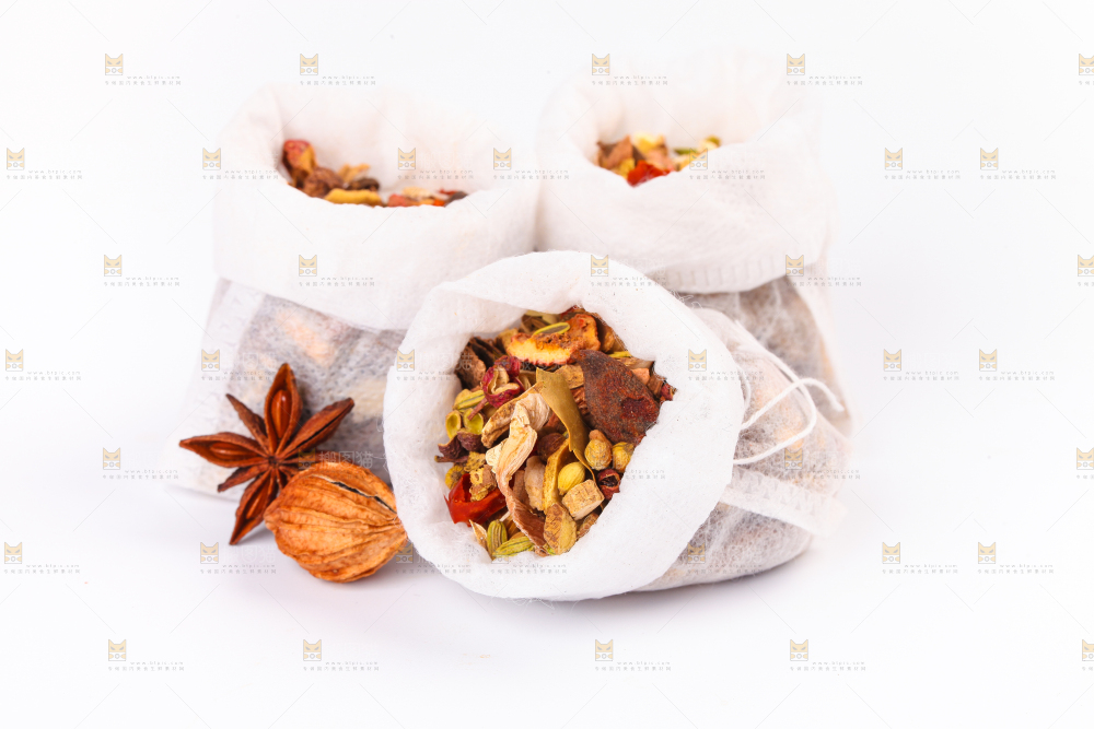 白底上摆放着卤肉料包