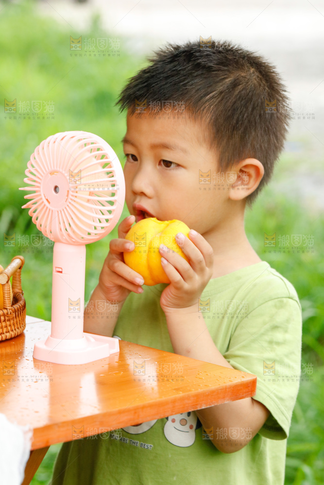 小男孩正在吃黄桃