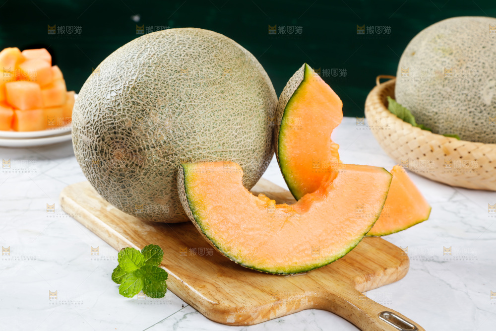 木底上摆放着新疆哈密瓜