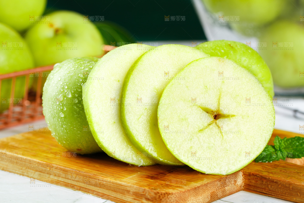 木板上摆放着山西青苹果
