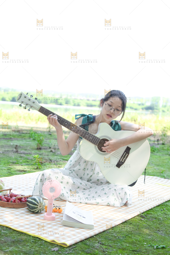 女孩手里拿着吉他