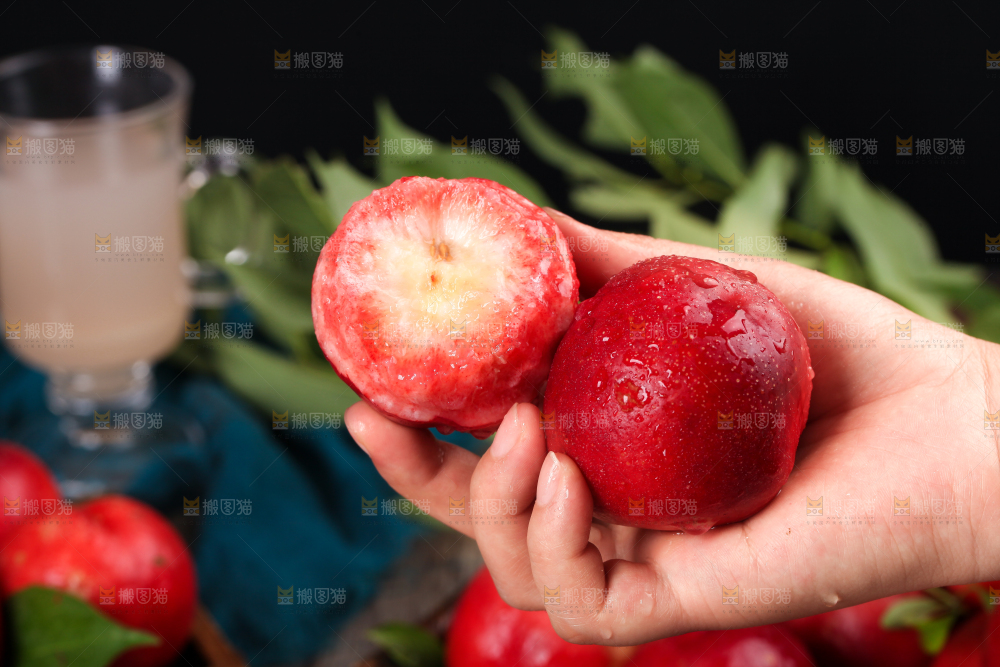 手里拿着红心油桃