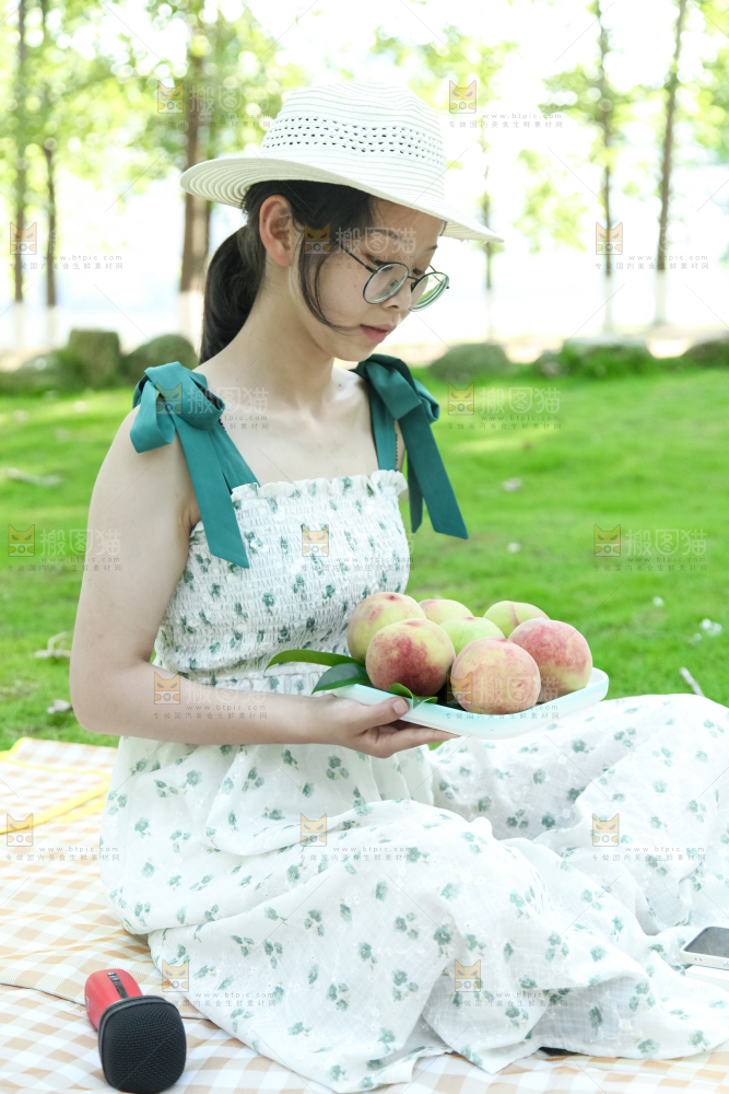 女孩正在看书