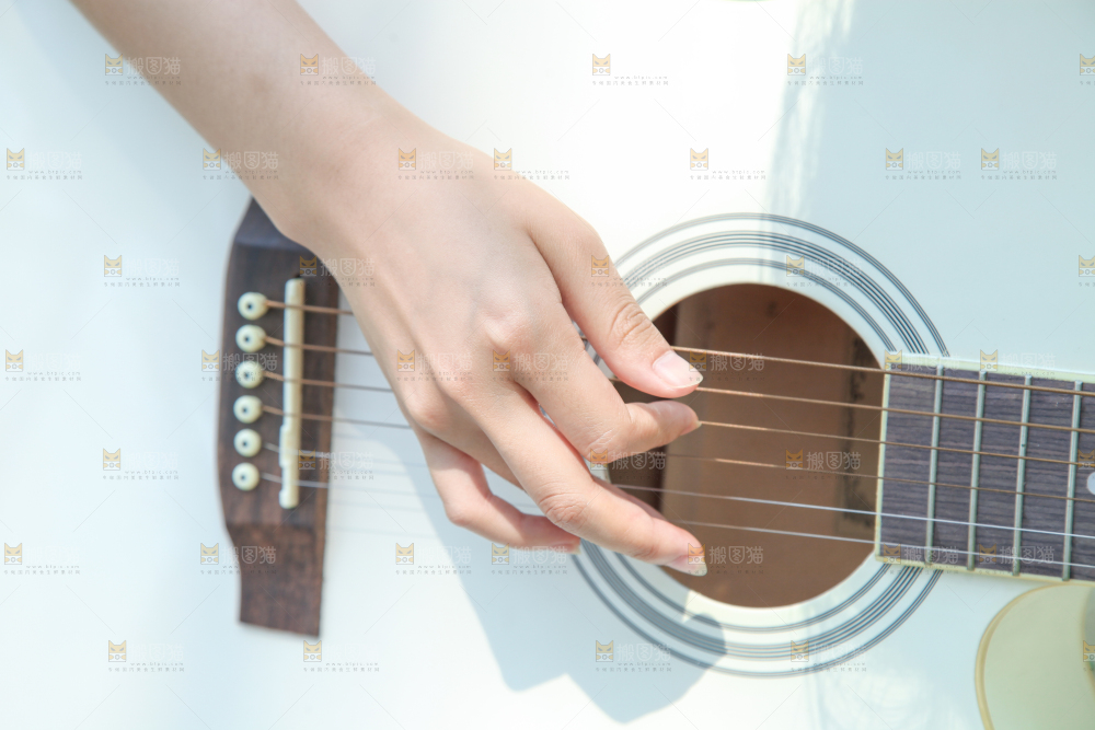 女孩正在弹吉他