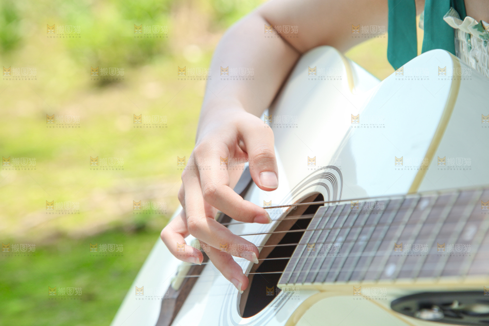 女孩正在弹吉他
