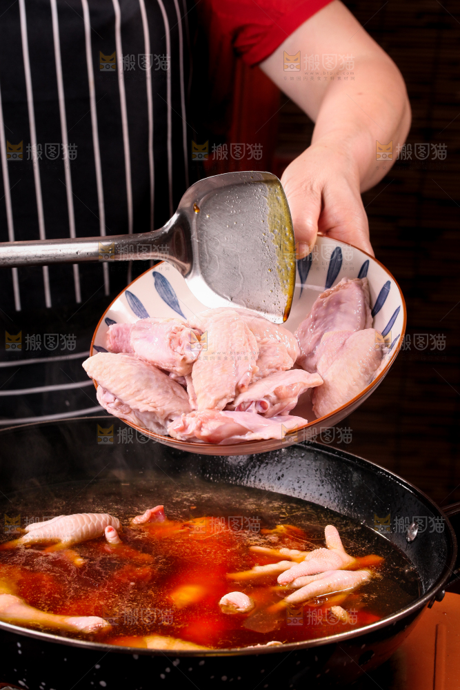 锅里正在卤鸡爪和鸡中翅