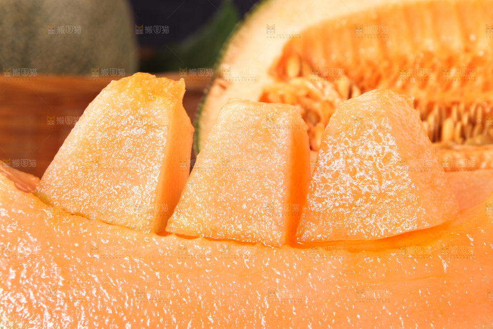整齐摆放着切块的哈密瓜