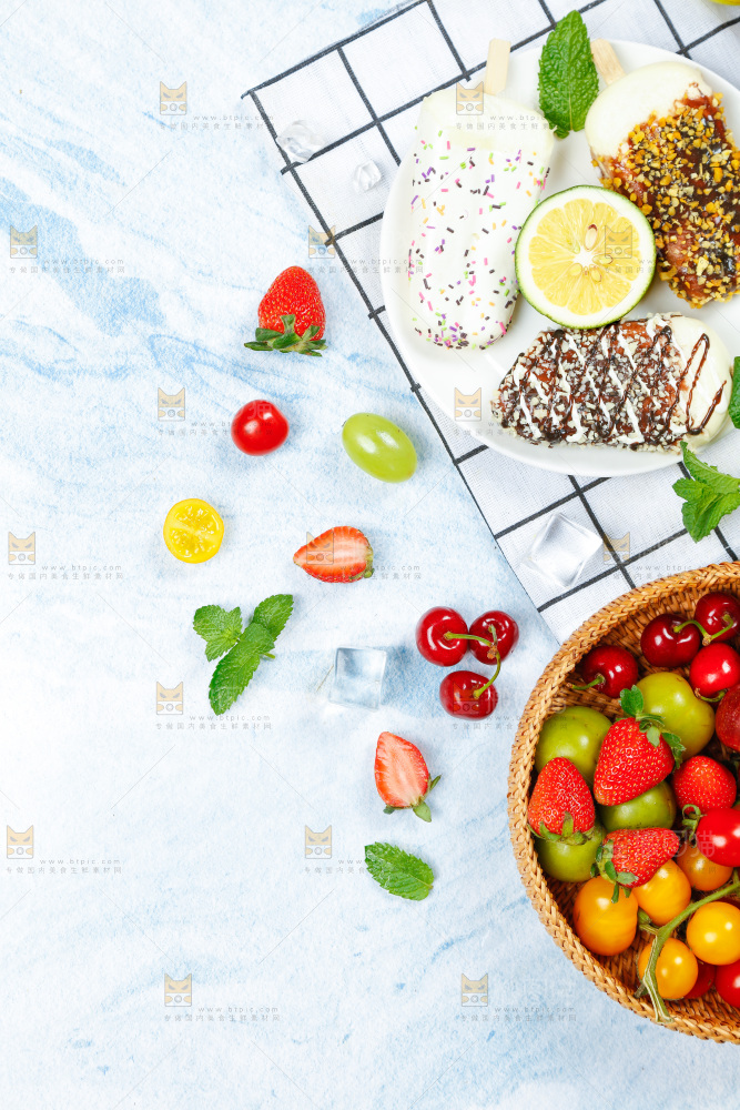 浅底上摆放着水果组合