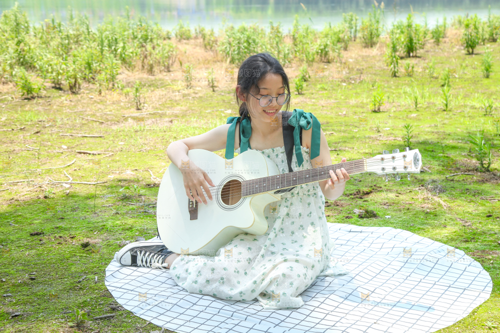 女孩正在弹吉他